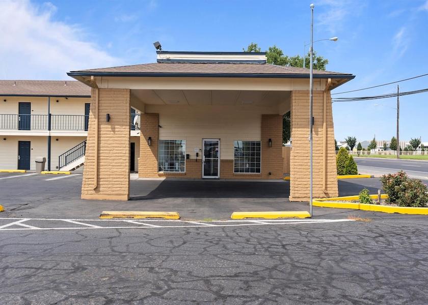 Missouri Quincy Facade