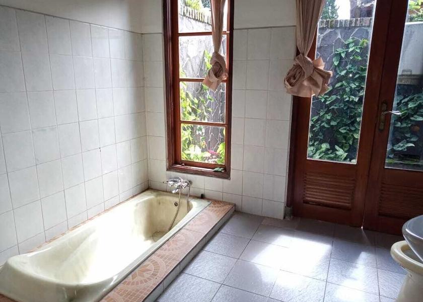 Deep Soaking Bathtub