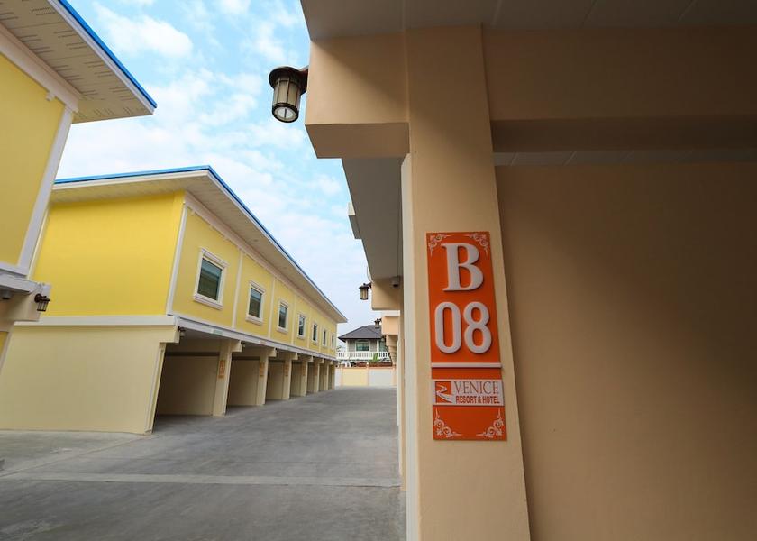 Bangkok Lam Luk Ka Interior Entrance