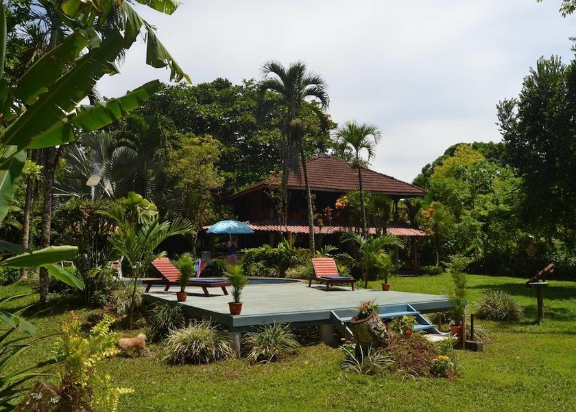 Limon Cahuita Exterior Detail