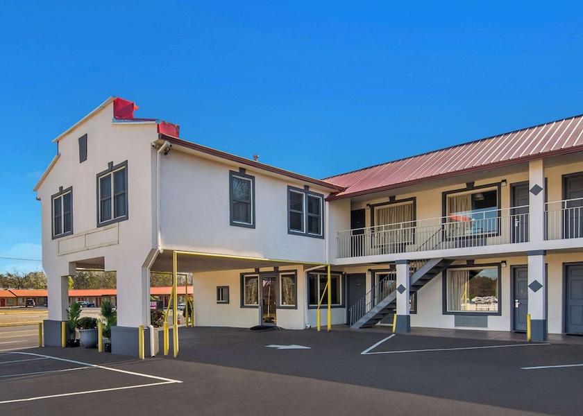 Georgia Calhoun Exterior Detail