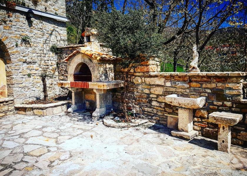 Molise Macchiagodena Property Grounds