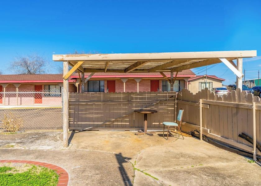 Texas Beeville Courtyard