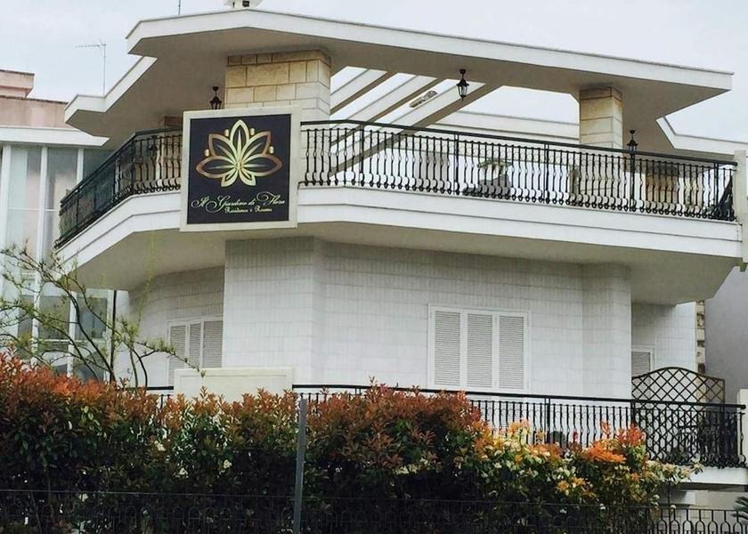 Puglia Cavallino Facade
