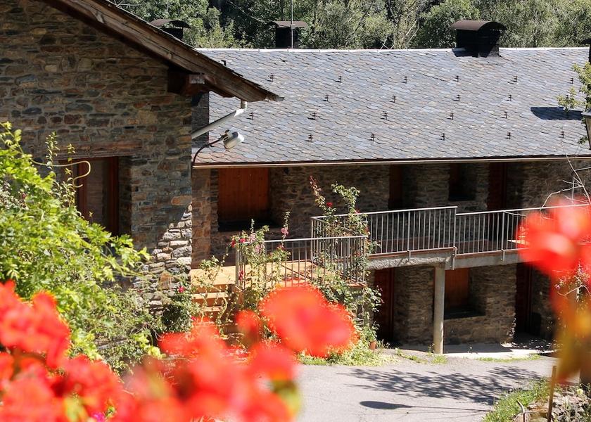  Llorts Exterior Detail