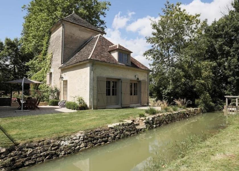 Bourgogne-Franche-Comte Rouvray Exterior Detail