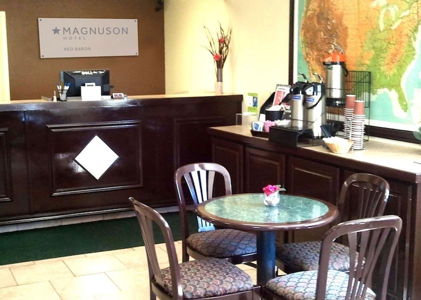 Kansas Garden City Breakfast Area