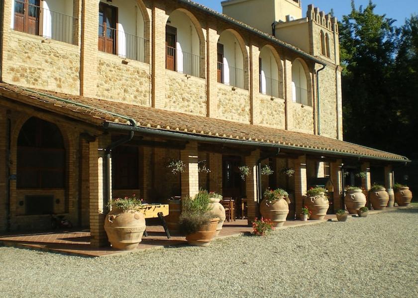 Tuscany Monteverdi Marittimo Courtyard