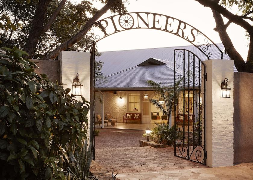  Victoria Falls Entrance