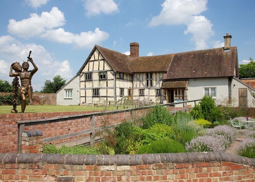 England Pershore Exterior Detail