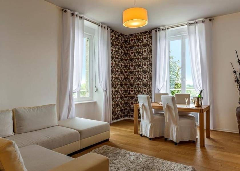 Brittany Ploneour-Lanvern Room