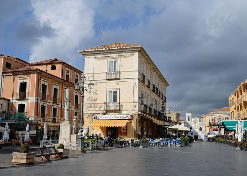 Calabria Pizzo Exterior Detail