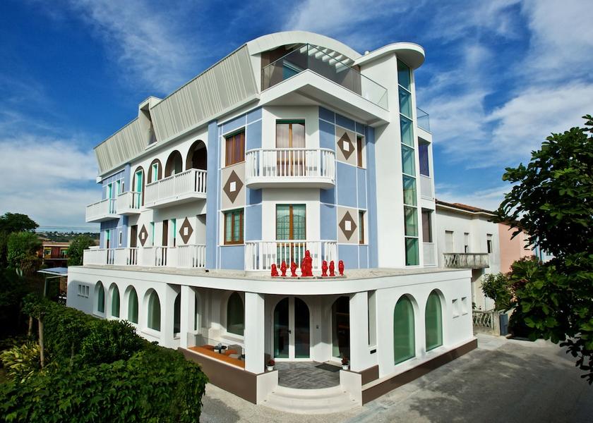 Marche Mondolfo Front of property