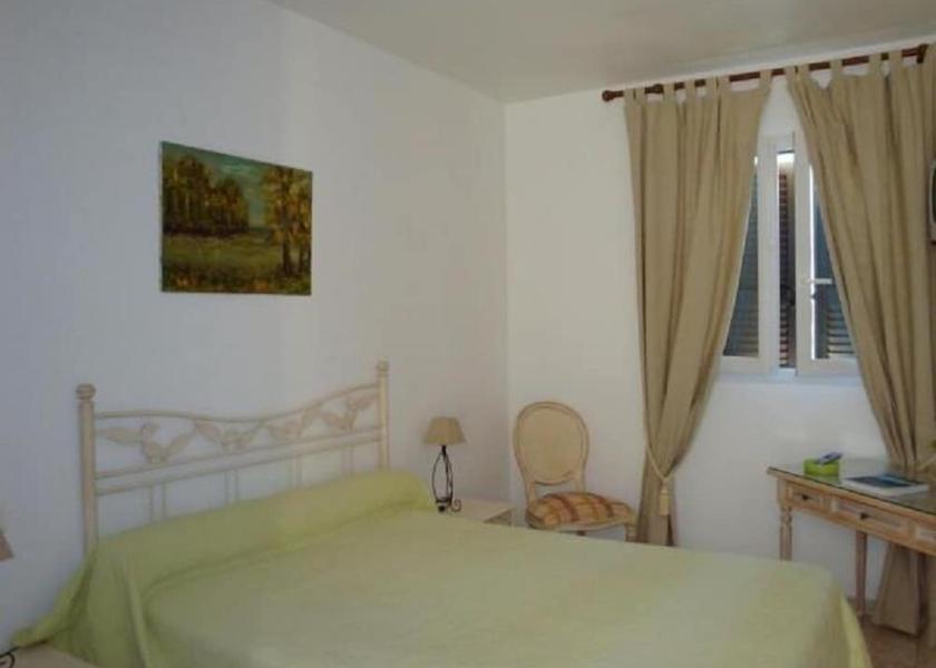 Corsica Galeria Room