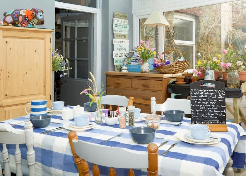 England Par Dining Area