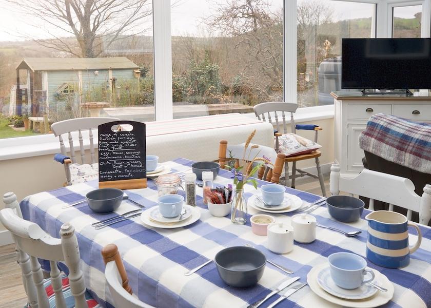 England Par Dining Area