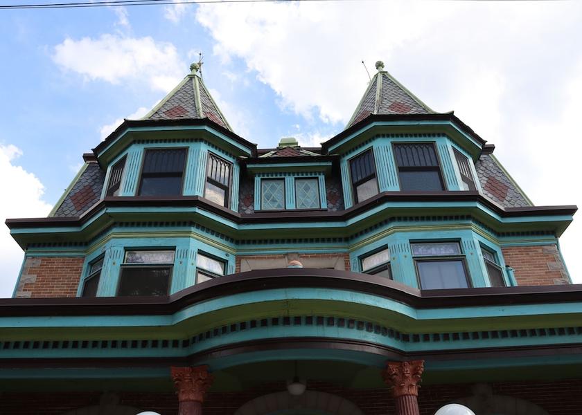 Pennsylvania adamstown Facade