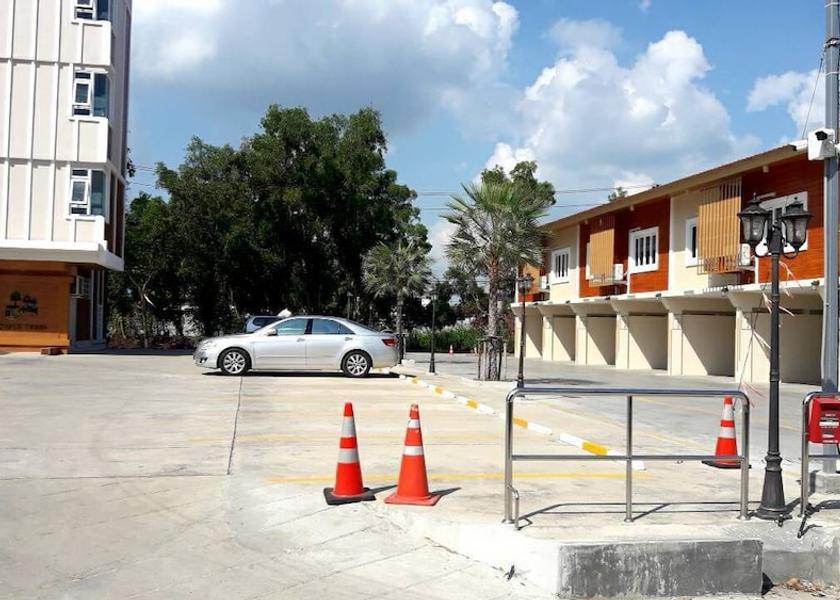 Bangkok Lam Luk Ka Courtyard