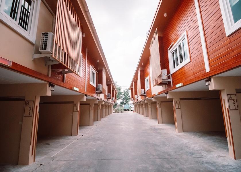 Bangkok Lam Luk Ka Exterior Detail