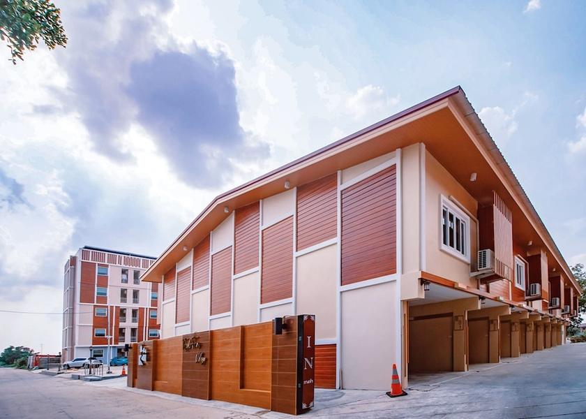 Bangkok Lam Luk Ka Exterior Detail