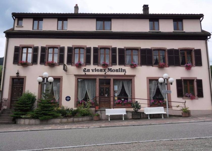 Grand Est Lapoutroie Front of property