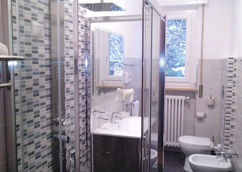 Lombardy Maccagno con Pino e Veddasca Bathroom