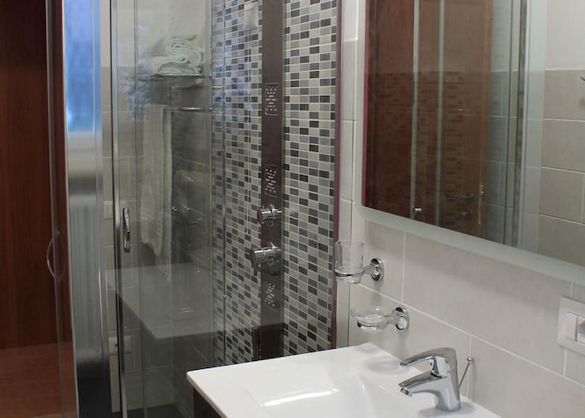 Lombardy Maccagno con Pino e Veddasca Bathroom