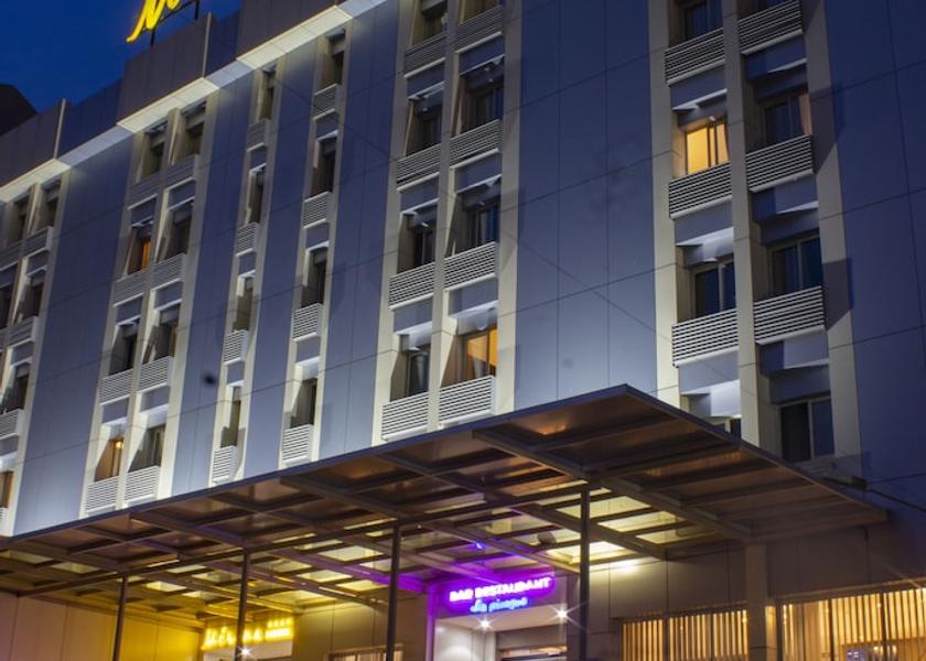 Central Centre ville Front of property