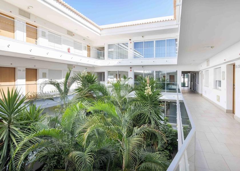 Faro Portimão Courtyard