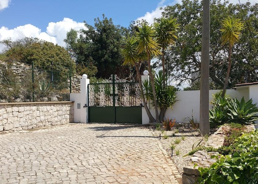 Faro Loulé Property Grounds