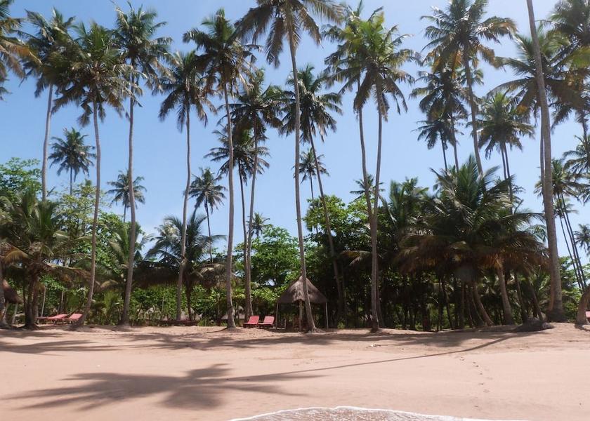  Axim Beach