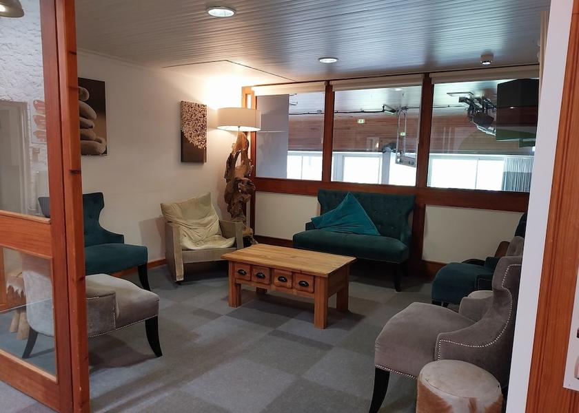 Auvergne-Rhone-Alpes Saint-Jacques-des-Blats Reception