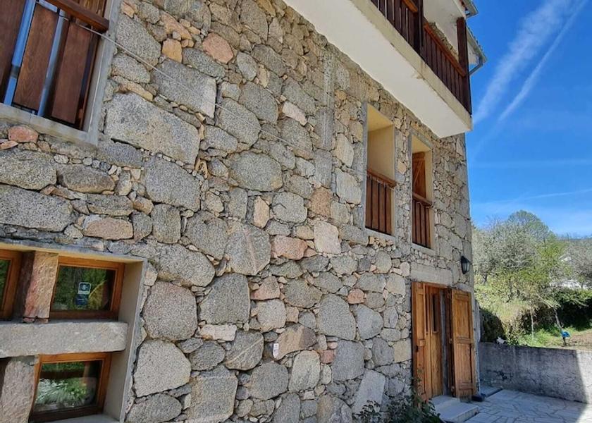 Guarda Manteigas Exterior Detail