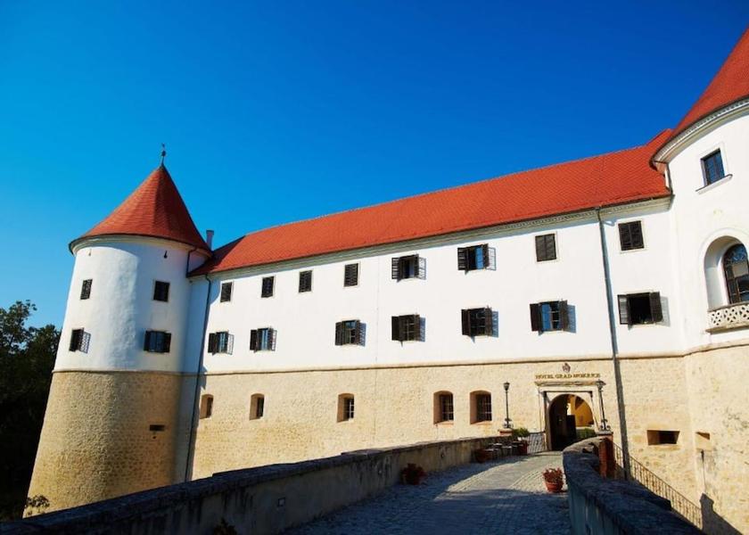  Brežice Front of property
