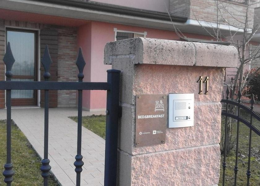 Lombardy Curtatone Property entrance