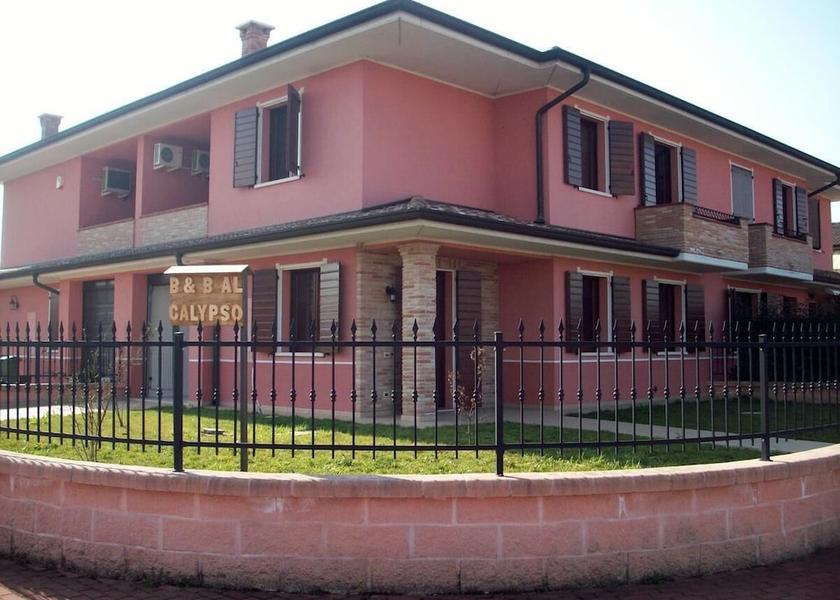 Lombardy Curtatone Exterior Detail