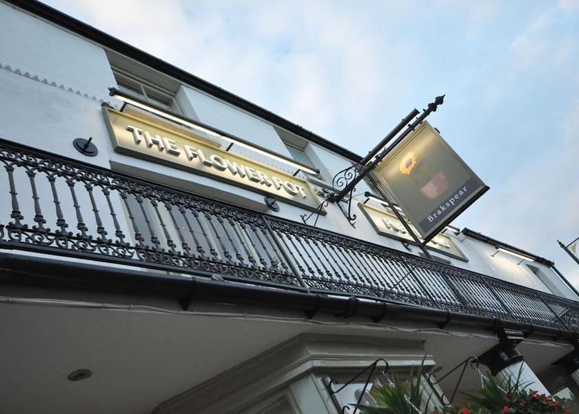 England Sunbury on Thames Exterior Detail