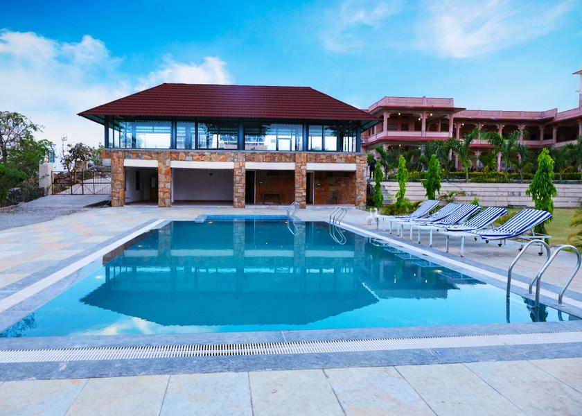 swimming pool [outdoor]