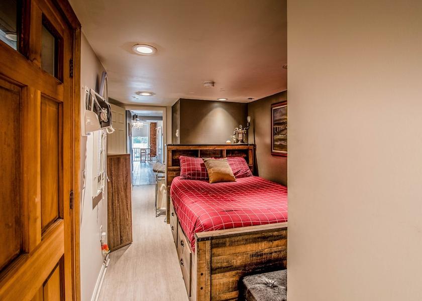 Illinois Harrisburg Room