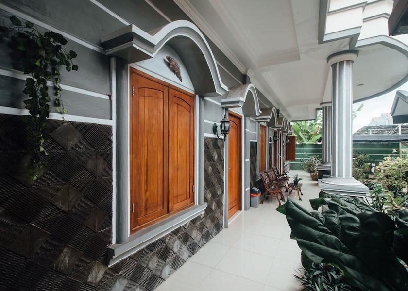  Ambon Exterior Detail
