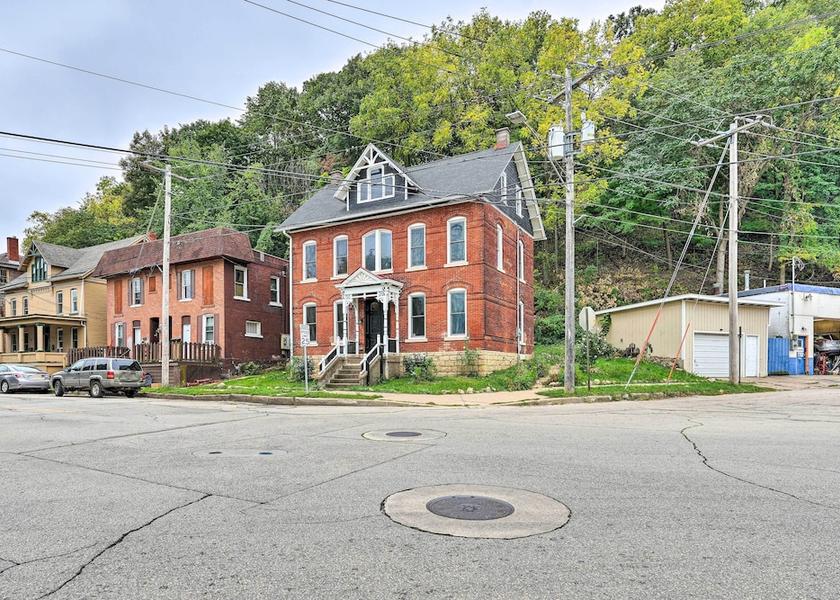 Iowa Dubuque Interior Entrance