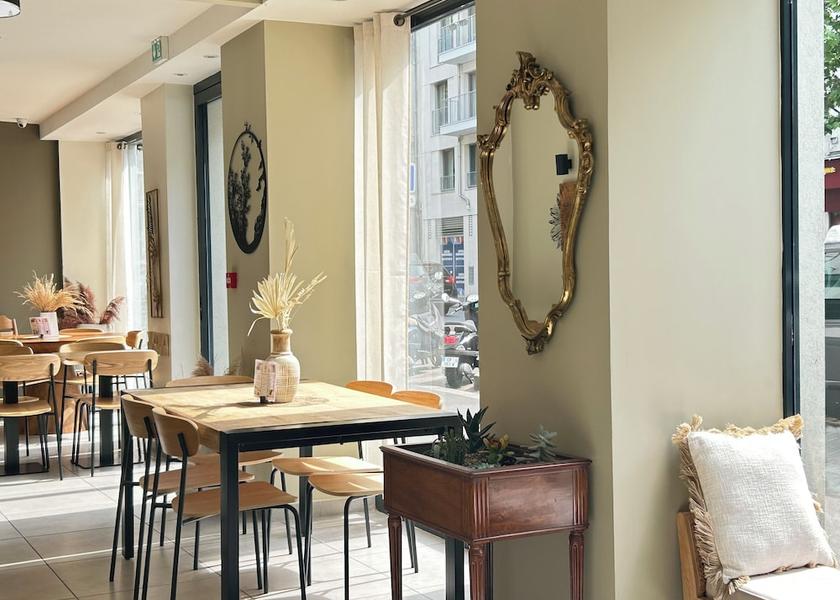 Île-de-France Clichy Breakfast area