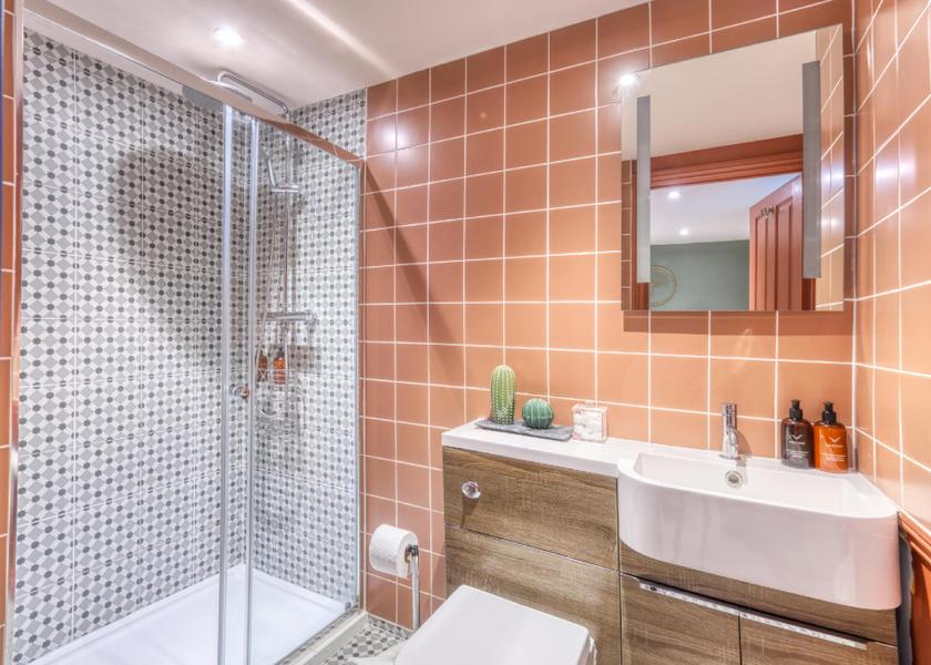 England Bath Suite-Family-Ensuite with Shower-Summertime Suite