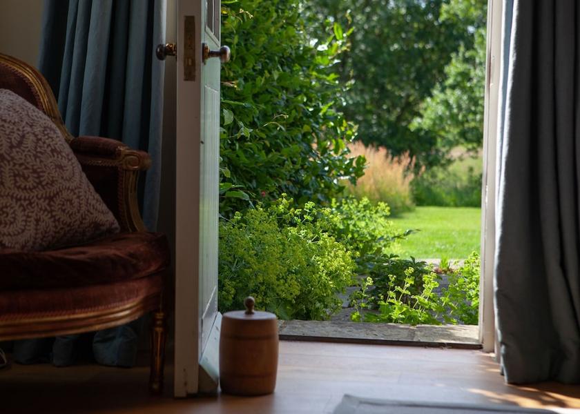 England Shaftesbury Exterior Detail