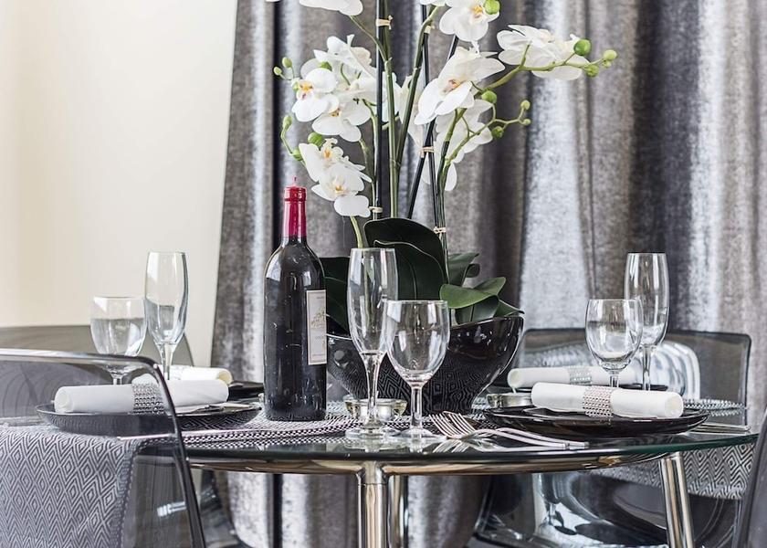 England Watford In-Room Dining