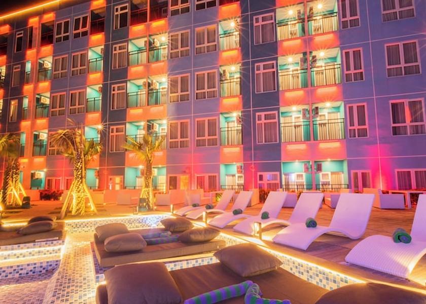  Balikpapan Swim-up bar