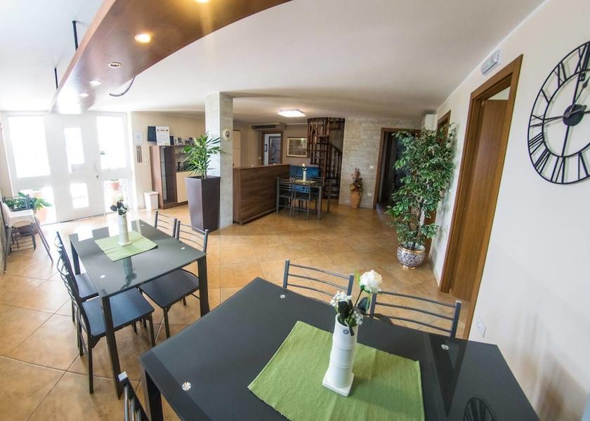 Veneto Bussolengo Interior Entrance