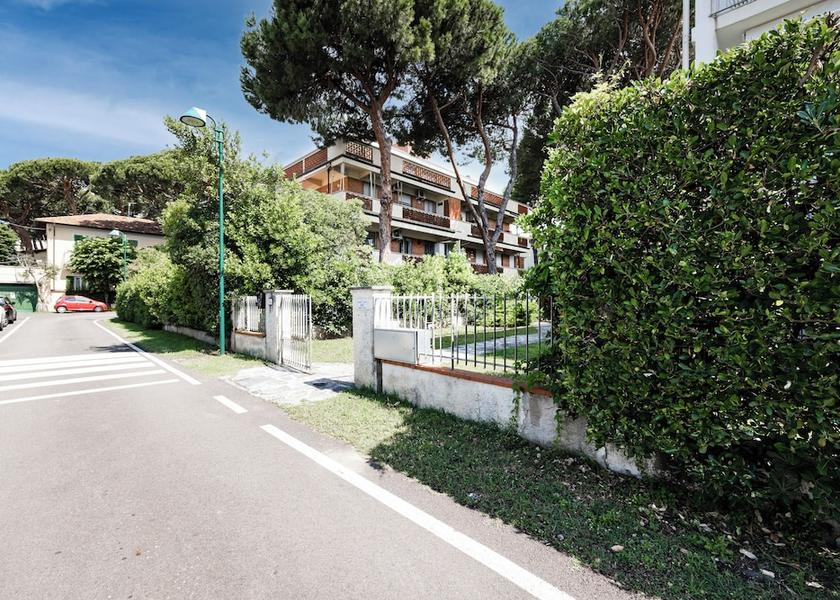 Tuscany Forte dei Marmi Property Grounds