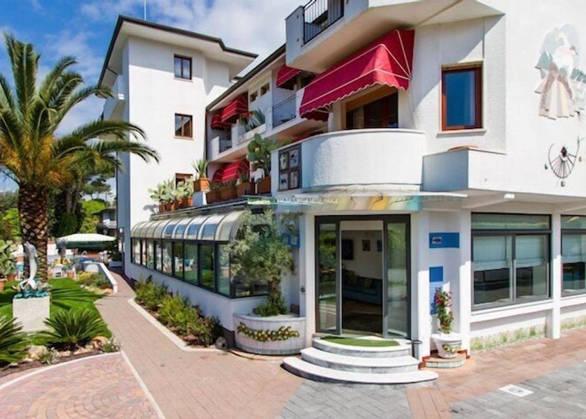 Tuscany Forte dei Marmi Exterior Detail