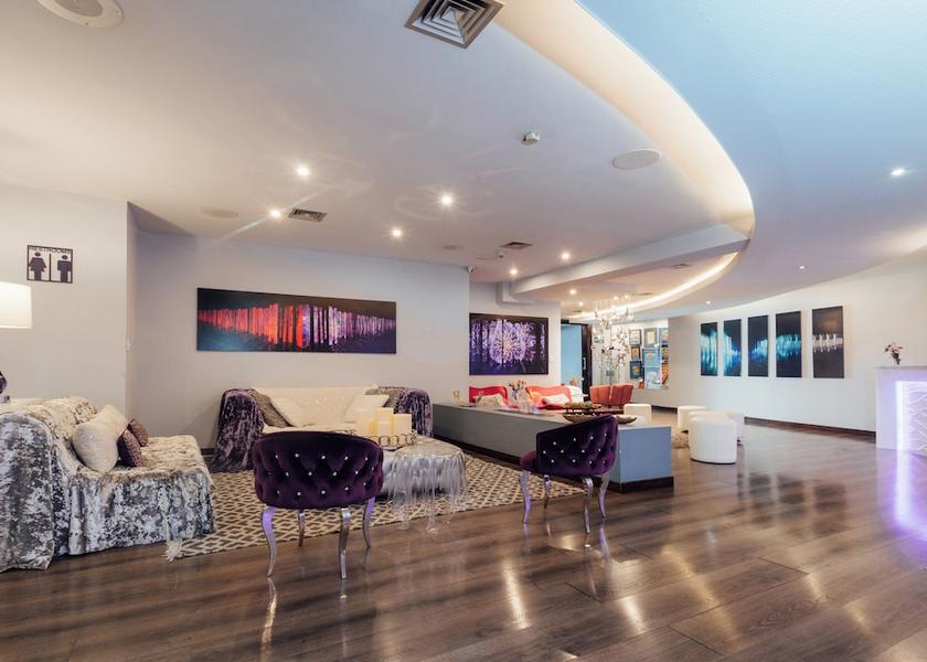 La Paz La Paz Reception